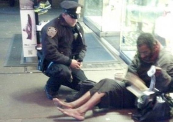 Un poliţist încalţă un om al străzii